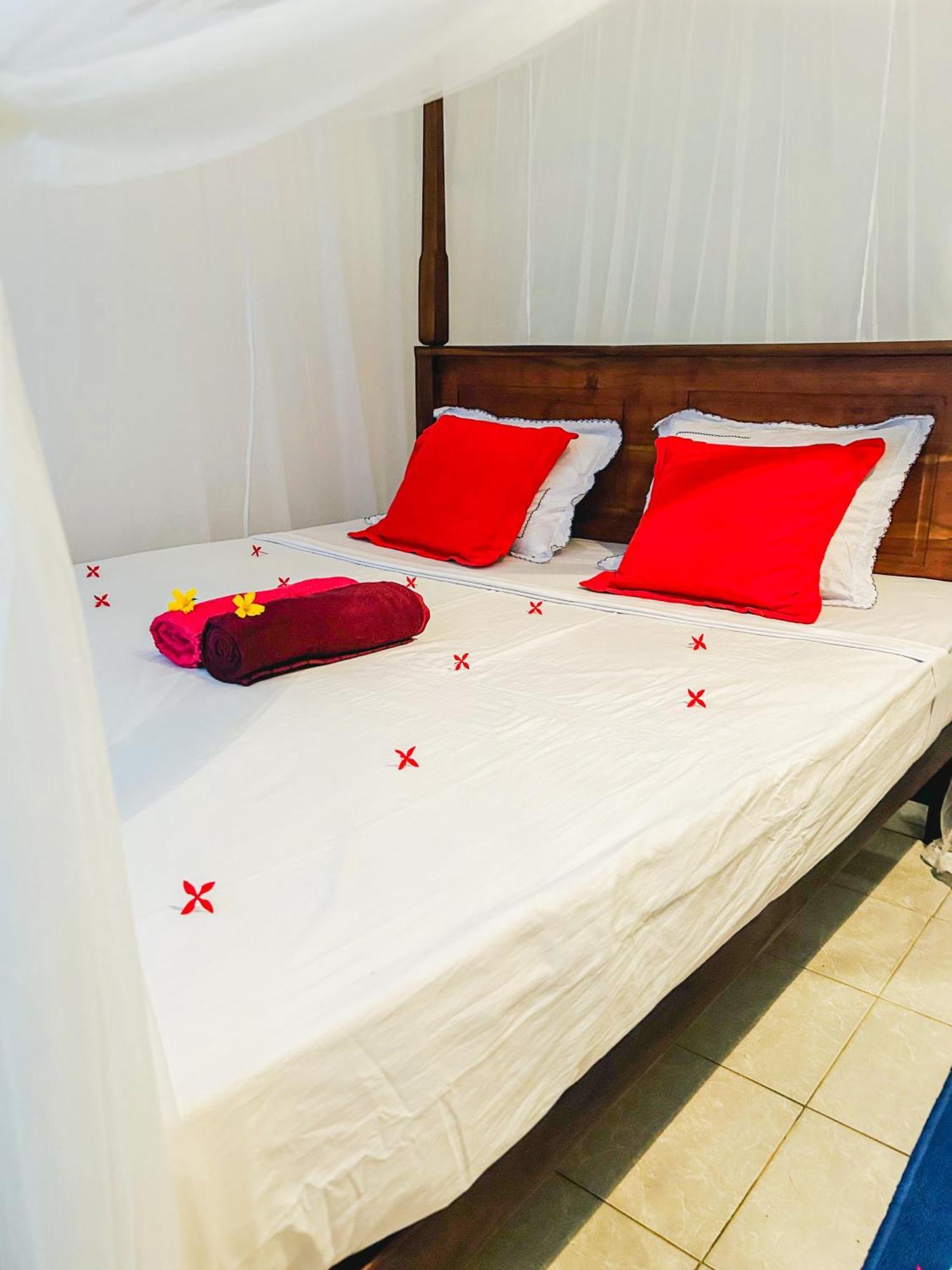 Kawshan Home Stay Диквела Екстериор снимка