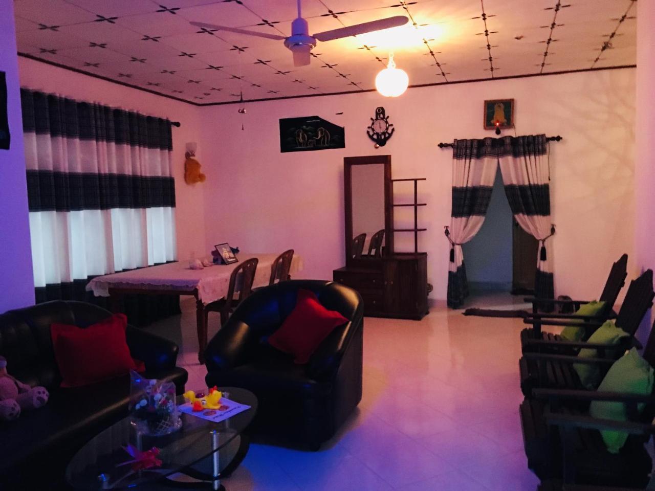 Kawshan Home Stay Диквела Екстериор снимка